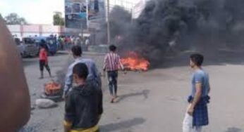 احتجاجات غاضبة وقطع الشوارع الرئيسية في مدينة عدن جراء انقطاع الرواتب وارتفاع الأسعار