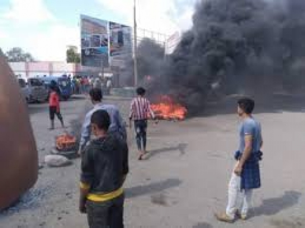 احتجاجات غاضبة وقطع الشوارع الرئيسية في مدينة عدن جراء انقطاع الرواتب وارتفاع الأسعار