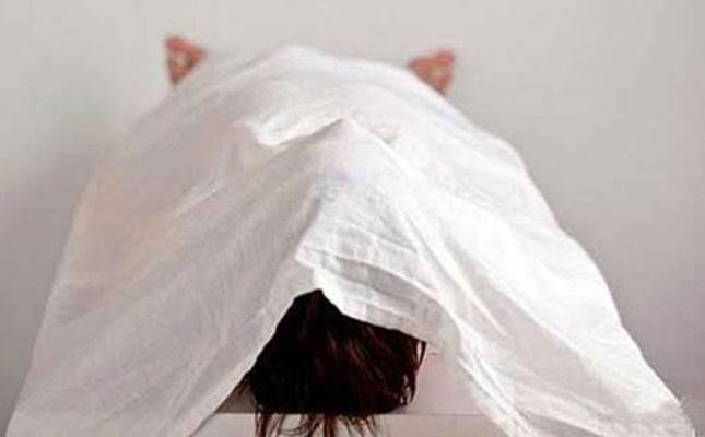 رجل يقوم بتصرف غريب تجاه جثة والدته المتوفية.. وكشف اللغز بعد 30 عاماً!