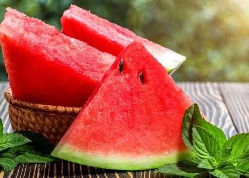لهذا السبب ينصح الخبراء بتناول البطيخ مع بذوره!