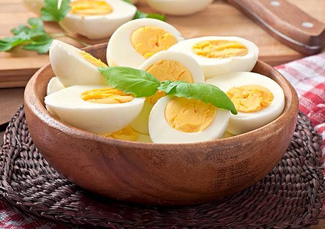 طبيب يدحض معلومة خطأ شائعة عن تناول البيض