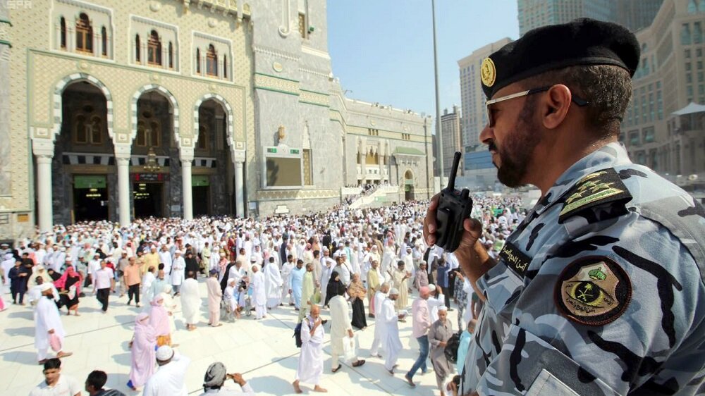 شاهد ردة فعل “أحمد عسيري” لحظة اقتحام “الداعشي” للحرم المكي أثناء تواجده جوار الكعبة (فيديو)