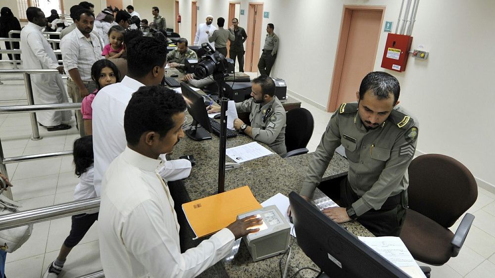 كارثة حلت على المغتربين وآلاف المقيمين اليمنيين يفقدون وظائفهم في السعودية.. “رويترز” تكشف: هذا هو سبب ترحيل اليمنيين من جنوب المملكة