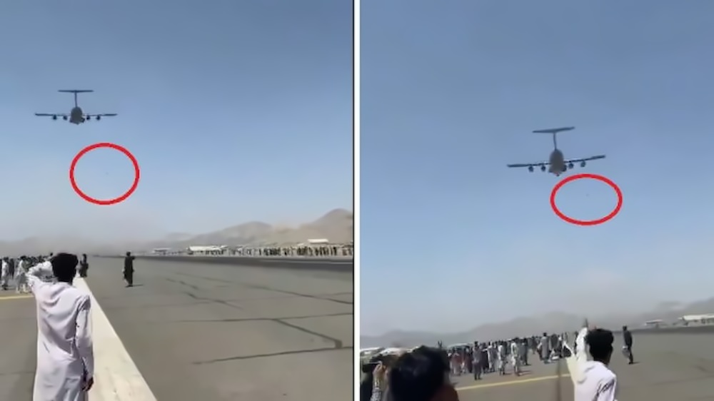 مشاهد مرعبة ومروعة لسقوط عشرات الأشخاص من طائرة عقب إقلاعها من مطار كابل حاولوا الفرار من البلاد (فيديو)