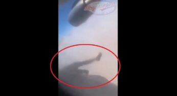 لقطات مروعة تحبس الأنفاس.. فيديو من داخل الطائرة يوثق اللحظات الأخيرة لمواطن أفغاني معلق بطائرة أمريكية وجسمه يتطاير في الهواء بعد إقلاعها من مطار كابول (فيديو)