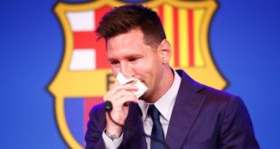 ميسي يبكي بحرقة خلال إعلانه مغادرة برشلونة