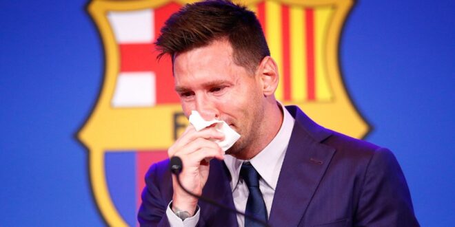 ميسي يبكي بحرقة خلال إعلانه مغادرة برشلونة