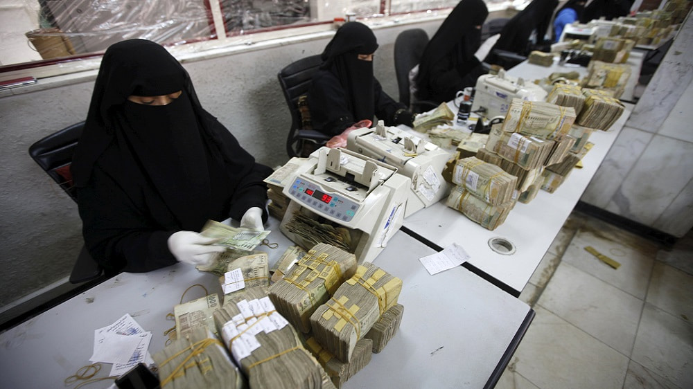 انقلاب مباغت وغير متوقع في سعر صرف الدولار والريال السعودي وسقوط مرعب ومفاجئ للريال اليمني في صنعاء وعدن مساء اليوم