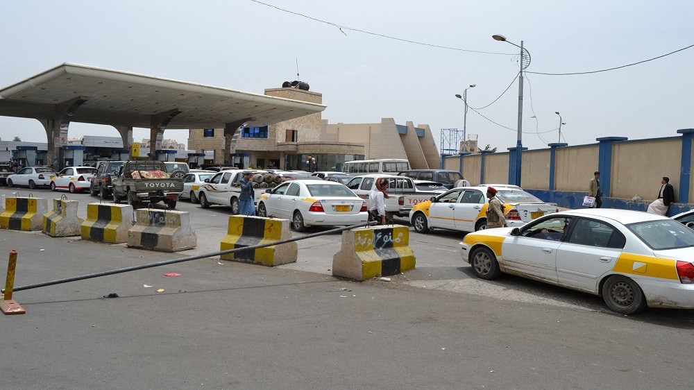 محافظة يمنية جديدة تشهد انخفاض كبير وغير مسبوق في أسعار البنزين.. وهذا هو السعر الجديد والرسمي للبترول والديزل في جميع المحطات اليوم