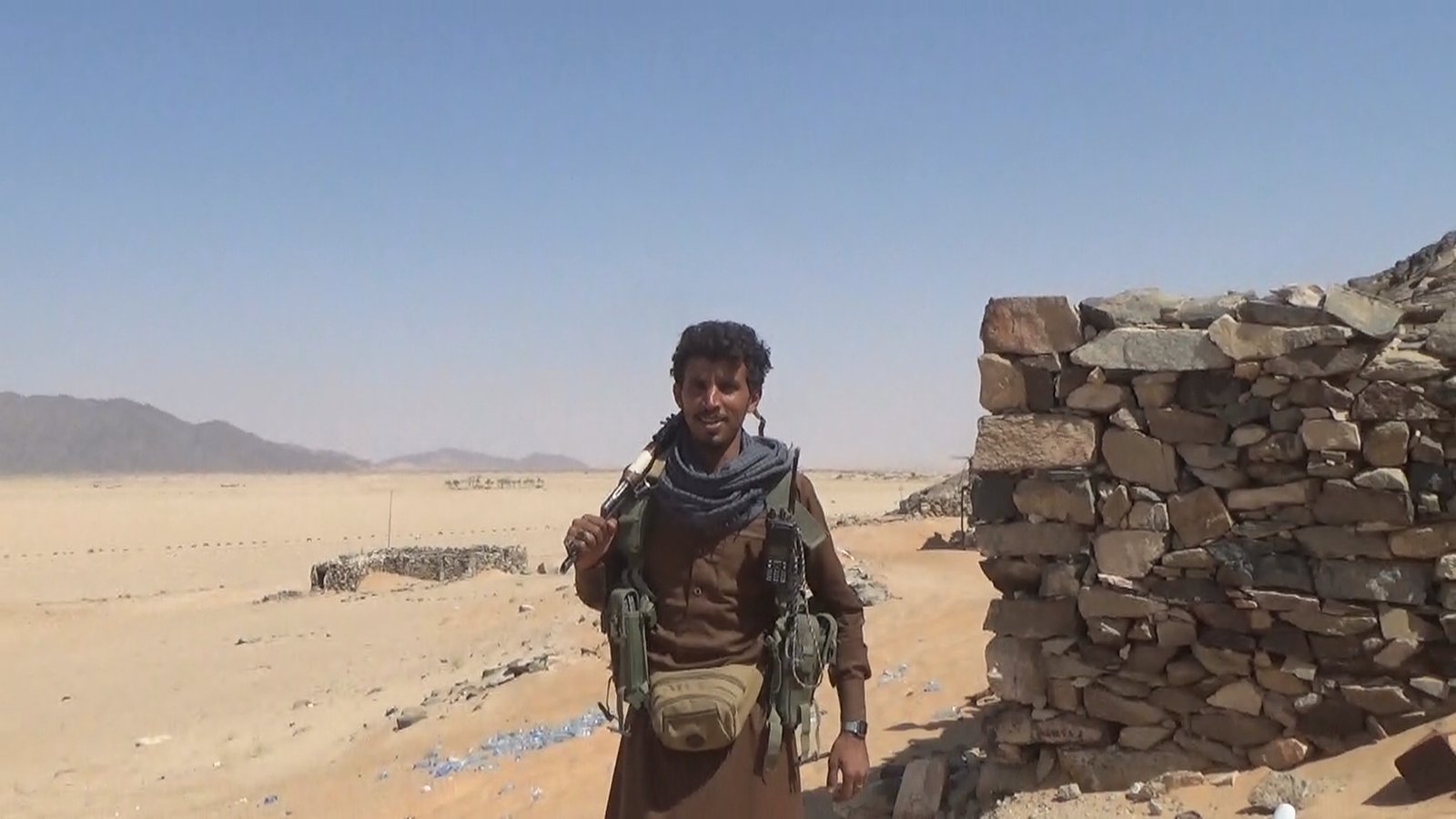 ورد الآن: تفاصيل مجزرة دامية للجيش الوطني وانباء صادمة عن سقوط أكبر معسكرات الجيش في يد الحوثي بكامل عدته وعتاده