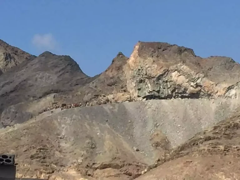 عاجل: أول فيديو للانهيار الصخري في عدن واحصائية اولية بعدد الضحايا