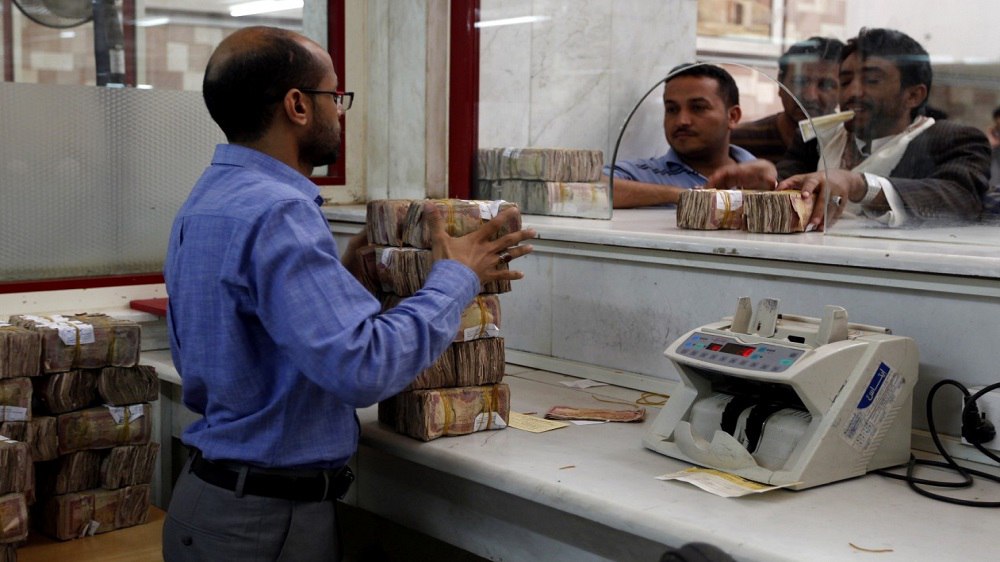 آخر تحديثات اسعار الصرف هذا المساء من مصادر مصرفية.. وهذا ما تقوم به السعودية والامارات الان لمواجهة تدهور العملة اليمنية