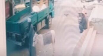 مصري يربط حماره بسيارة متوقفة على جانب الطريق.. وعند عودته حدثت المفاجأة.. (شاهد بالفيديو) ماذا حدث؟
