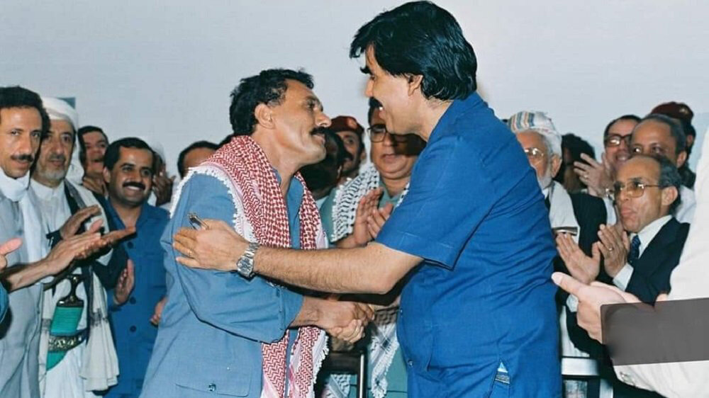 “البيض” يفتح ملف 1990 ويكشف هذه الحقائق التاريخية التي أدت إلى توقيع الوحدة اليمنية.. وهؤلاء من وافقوا عليها
