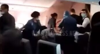 مسافر حاول فتح باب طائرة وكاد يتسبب بكارثة في الجو (شاهد بالفيديو) ماذا حدث؟