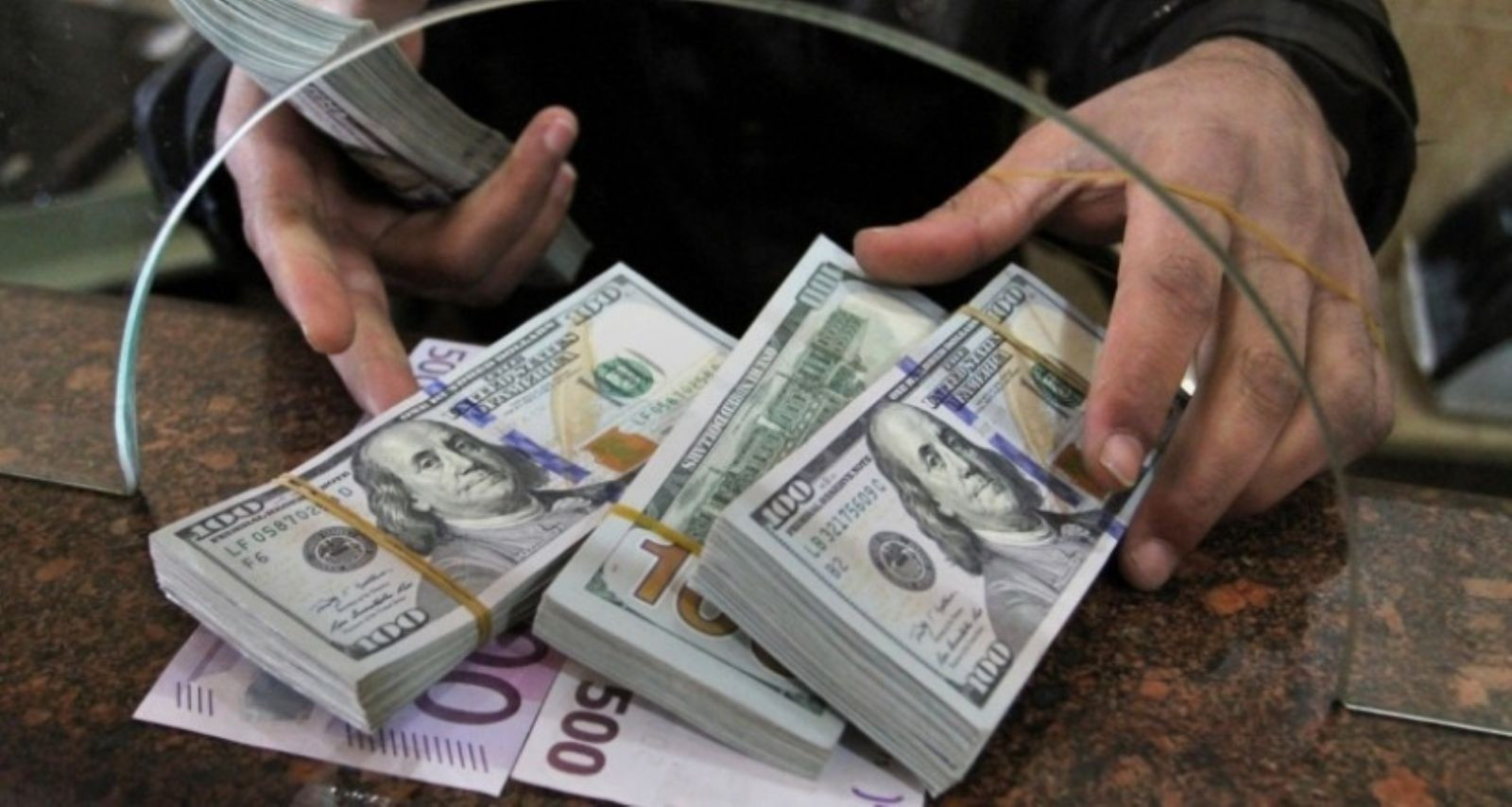 بفعل تأخر الوديعة السعودية.. وقبل أيام من عيد الفطر المبارك..  زلزال مدمر يضرب الريال اليمني في صنعاء وعدن