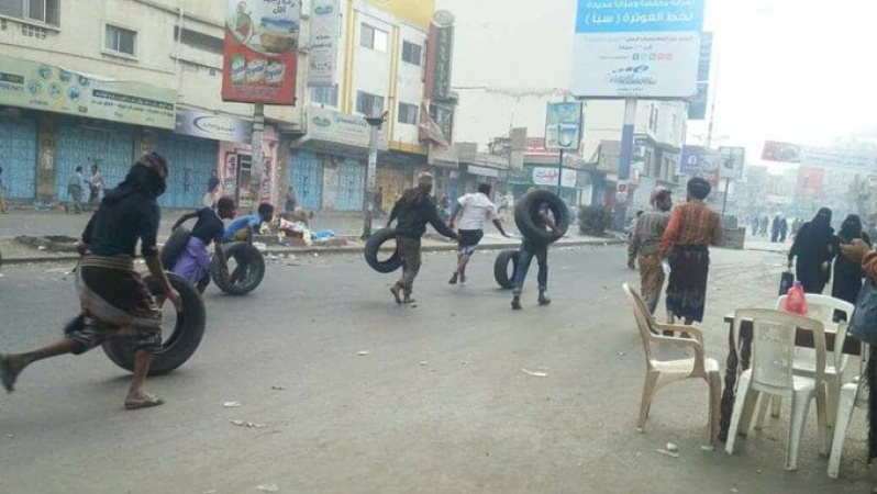غضب شعبي رافض لعمليات السلب والنهب التي تقوم بها عصابات مسلحة في تعز