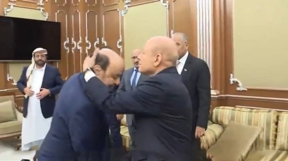 بالفيديو.. شاهد آخر ظهور لـ”هادي” بعد نقل صلاحياته إلى مجلس القيادة الرئاسي والكاميرا توثق ماذا حدث بعد دقائق من إعلانه بيان التخلي عن منصب الرئاسة!