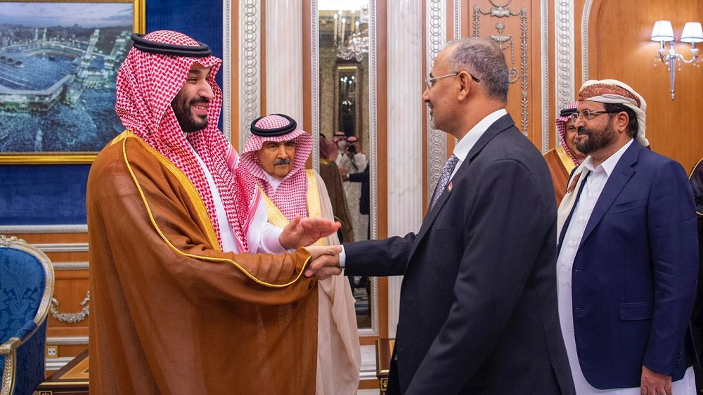 عاجل: انقلاب مكتمل الأركان في اليمن.. أول رفض عربي للمجلس الرئاسي وبيان هام عن احتجاز الرئيس وكبار قادة الدولة في العاصمة