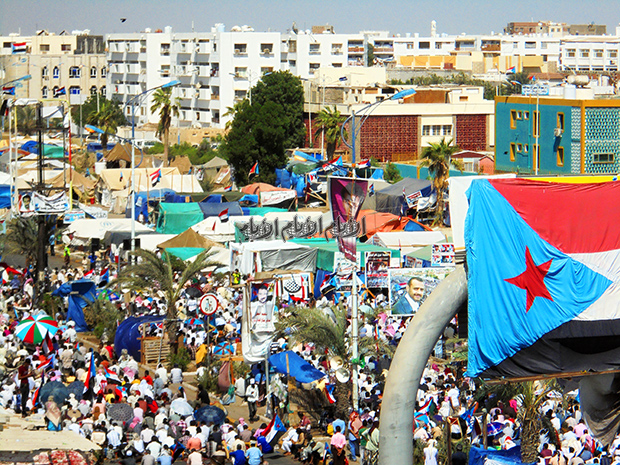 بعد صمت طويل.. نجل الرئيس السابق ينقلب على الجميع ويخرج عن طوره بتصريحات نارية.. ويدعو الى هذا الحدث الشعبي والتاريخي لتحقق مطالب الناس(صورة)