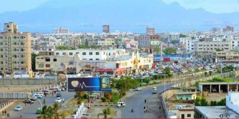 عدن تعيش فوضى عارمة وغياب أمنى.. عصابة تسرق مبلغ ضخم من مواطن في المنصورة