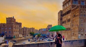 صحفي يلتقط مشاهد مرعبة لقوة السحب الاستوائية العملاقة لحظة سقوط قواعدها على سطح الأرض وبروقها السريعة غرب ‎صنعاء