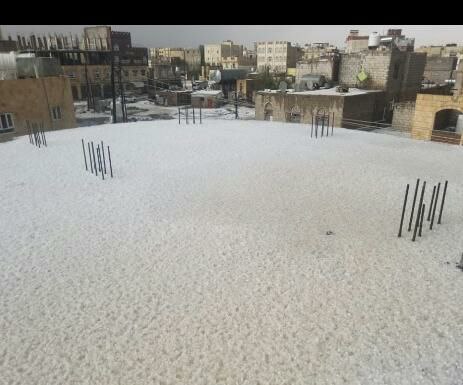 شاهد مشهد نادر لم تشهد له مثيل من قبل .. ثلوج بيضاء مع امطار غزيرة تغطي شوارع العاصمة صنعاء ( صور)