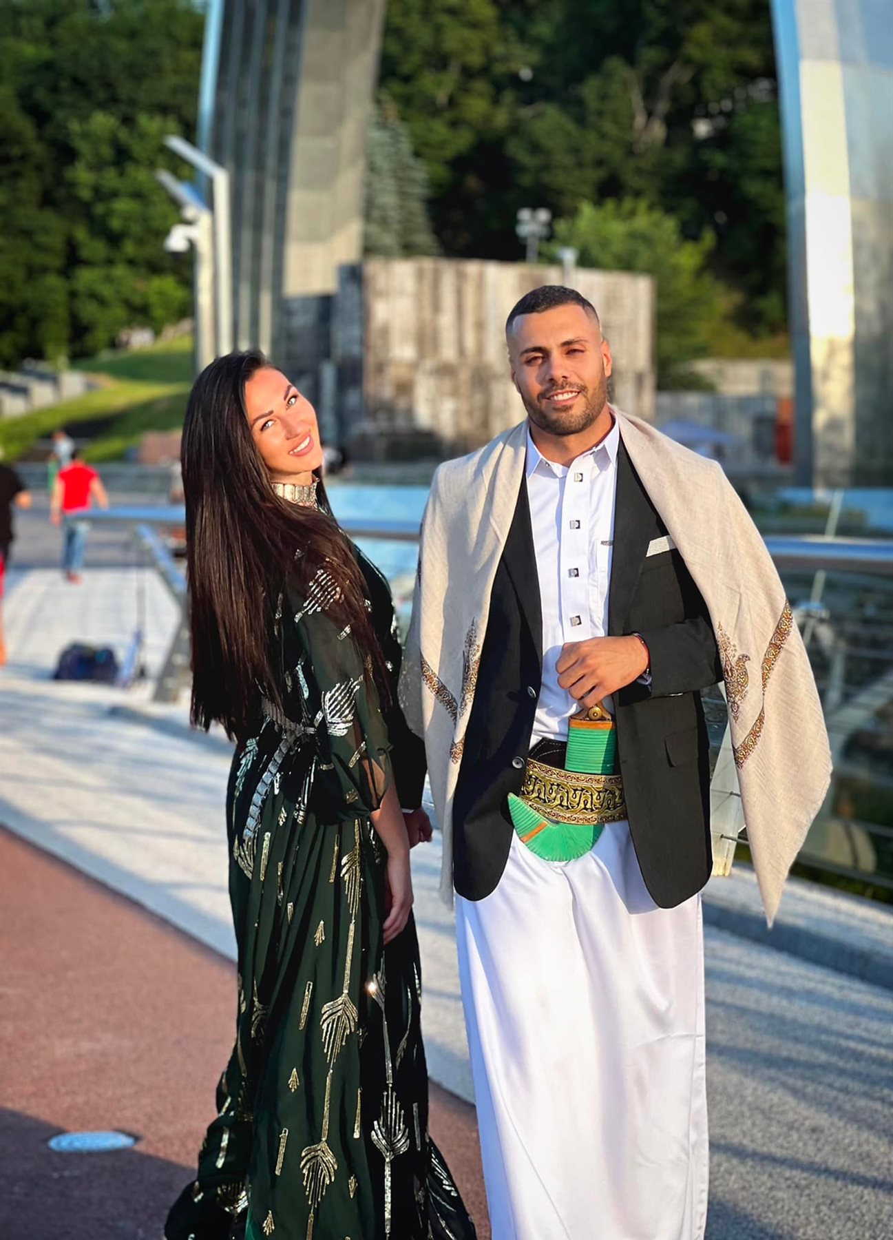 المصري إسلام العشيري يتزوج فتاة أوكرانية ويرتديان الزي اليمني