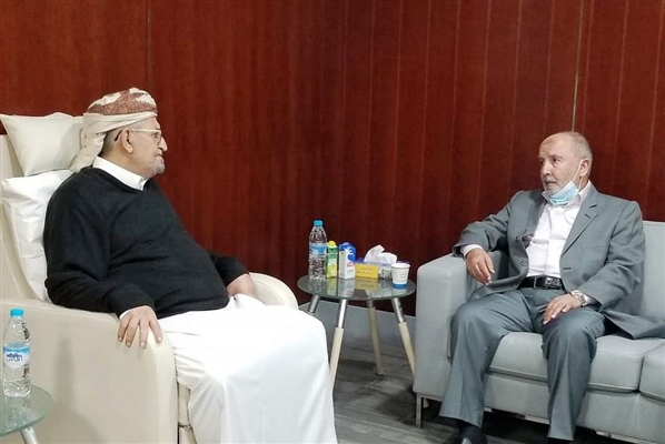 “محمد اليدومي” يغادر الرياض ويظهر بشكل مفاجئ في دولة عربية
