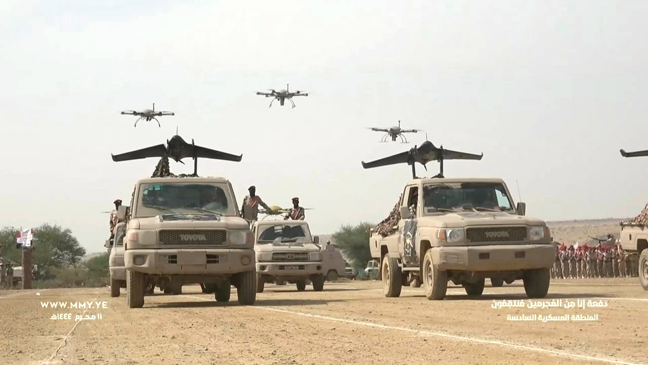 دقت ساعة الصفر.. شاهد صنعاء تقيم عرض عسكري جديد وغير مسبوق بالمنطقة وتستعرض طائرات وآليات عسكرية متطورة (فيديو)