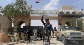 شاهد ‏‏بالفيديو أدوات الإمارات تدوس علم اليمن الكبير.. فيديو