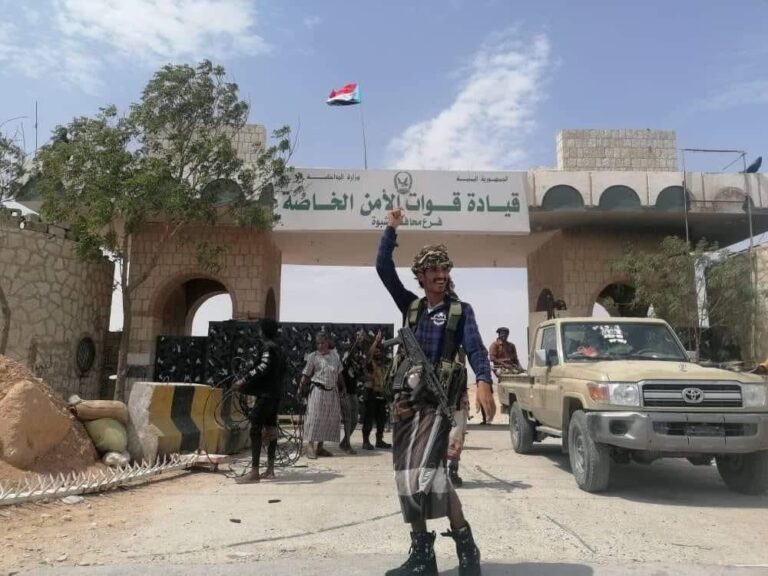 شاهد ‏‏بالفيديو أدوات الإمارات تدوس علم اليمن الكبير.. فيديو