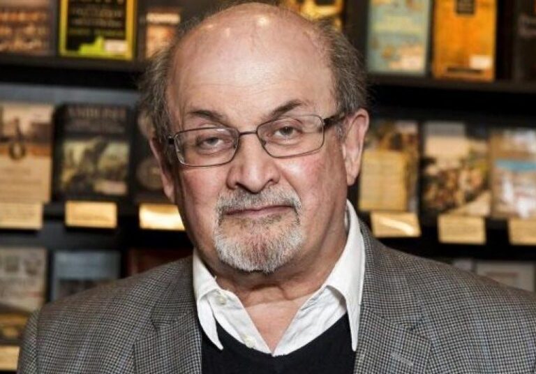 سلمان رشدي مؤلف آيات شيطانية