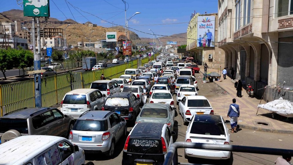 ورد الآن: شركة النفط بصنعاء تفاجئ الجميع وتعلن تسعيرة جديدة للبنزين وتنشر أسعار وكشوفات رسمية لمحطات توزيع البترول والديزل ليوم غدا (كشوفات + السعر الجديد)