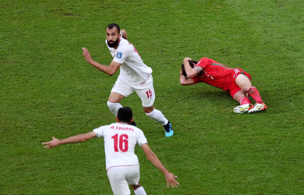 شاهد بالفيديو.. مبارة وصفت بأنها الأكثر إثارة منذ بدء مباريات كأس العالم 2022.. إيران تفاجئ الجميع وتلعب بشكل مفاجئ “وجوشبي” يسدد صاروخ قاتل في الوقت بدل الضائع