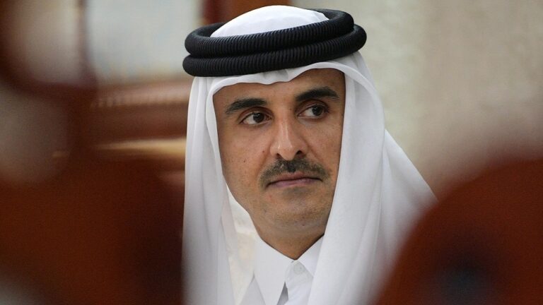 شاهد.. رد فعل مثير وغير متوقع من أمير قطر بعد فوز السعودية التاريخي على الأرجنتين! (فيديو)