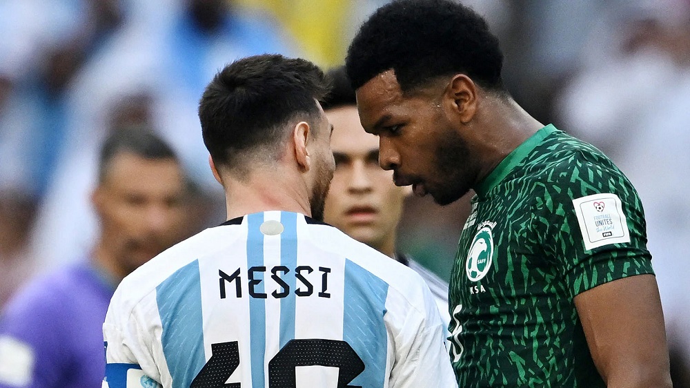 “ما راح تفوز”.. حوار ناري بين لاعب سعودي وميسي أثناء المباراة والأول يكشف عما قاله لاستفزاز النجم الأرجنتيني ميسي! (فيديو)
