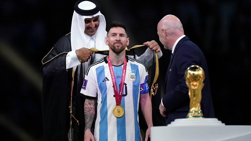 ميسي يتلقى عرض خيالي وغير متوقع لشراء “البشت” القطري الذي رفع به كأس العالم.. لن تصدق كم المبلغ؟