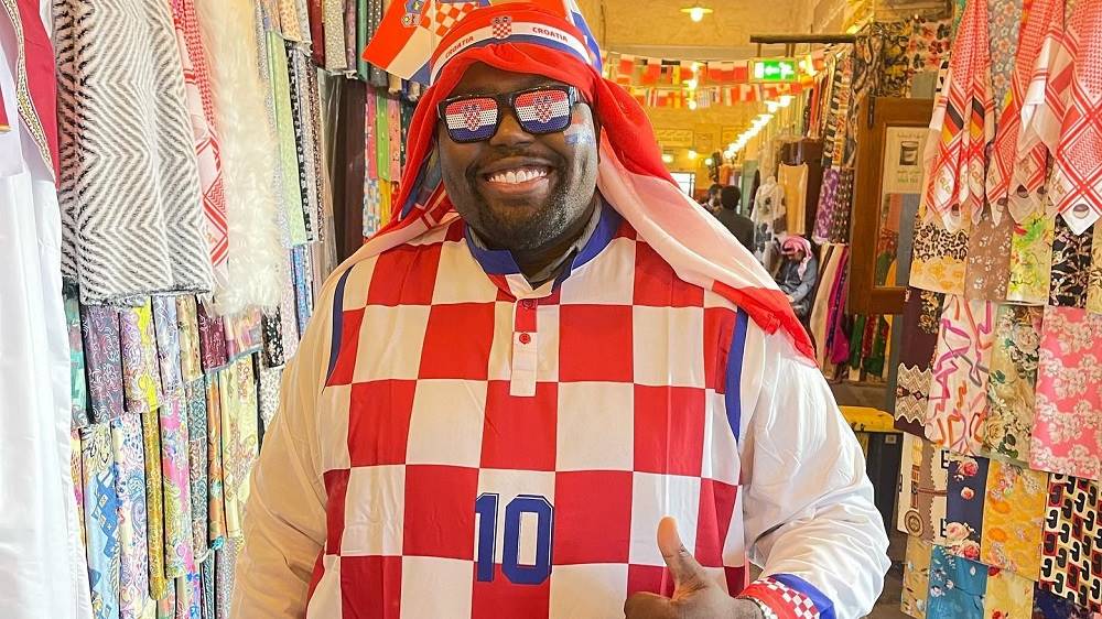 بعد تلقيه ملايين الرسائل من عشاق منتخب المغرب.. من سيشجع “المشجع المنحوس” في مباراة المغرب وفرنسا؟ (فيديو)