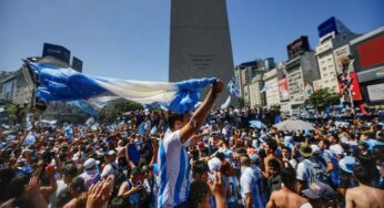 لسبب مفاجئ.. جماهير الأرجنتين تحتفل مع مواطن يمني وسط ساحات العاصمة وتقبله وتهتف وتتغني باسمه بدلا عن ميسي وكأس العالم (فيديو)