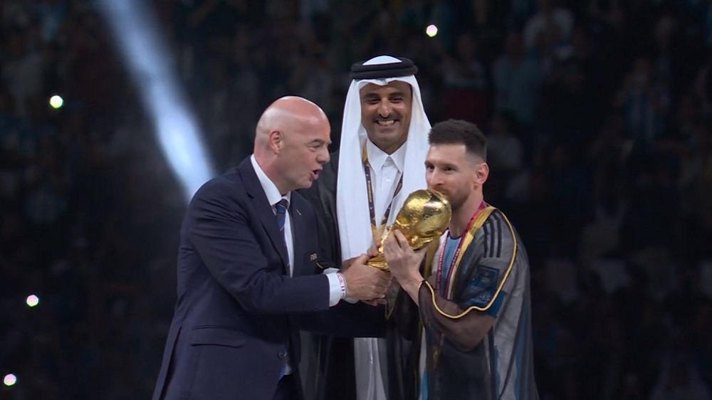 شاهد.. في زي الشيوخ.. ميسي يرتدي العباءة الخليجية ويرفع كأس العالم في تتويج الأرجنتين بكأس العالم 2022 (فيديو)