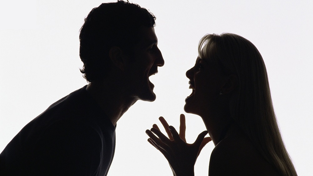 زوج وزوجة يشعلان وسائل الإعلام العالمية ومواقع التواصل في الساعات الأولى من العام الجديد.. ما حدث لهم بسبب الحمام صعق الجميع! (تفاصيل صادمة)
