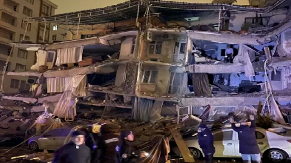 زلزال مدمر وعنيف يضرب تركيا ودولة عربية.. آلاف الضحايا وانهيارات مرعبة للمباني وإعلان حالة التأهب القصوى في عموم البلاد