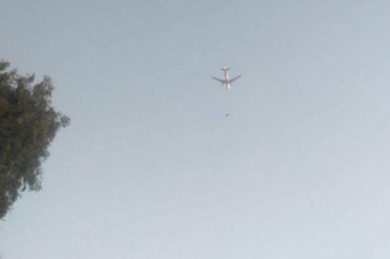 شاهد بالفيديو لحظة وصول طائرة الاسرى الى العاصمة وما حدث اثناء وصولها