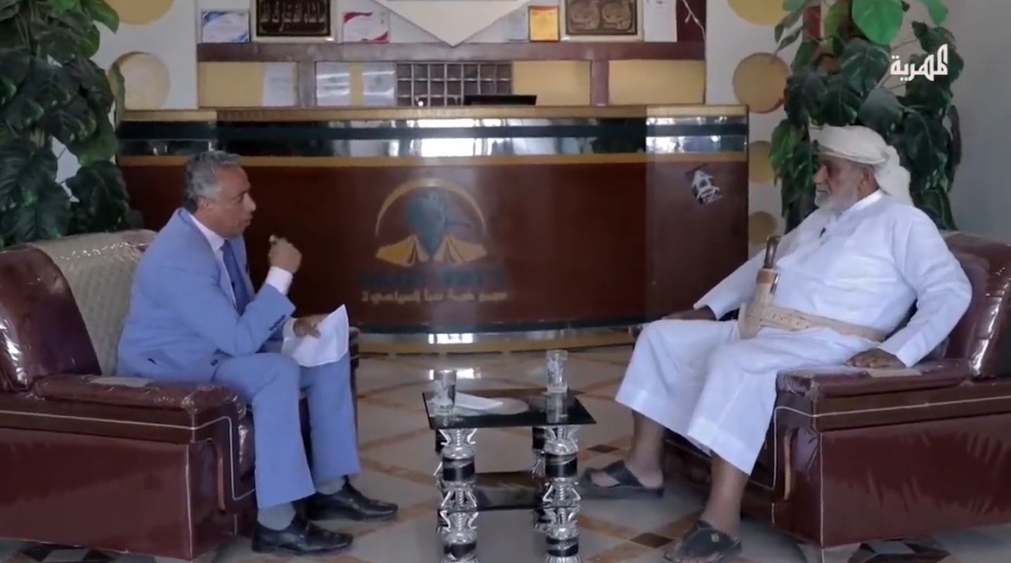 شاهد رد الشيخ علي سالم الحريزي حين سئل: هل هناك تقارب بينك وبين الحوثي..؟ رد مفاجئ للجميع