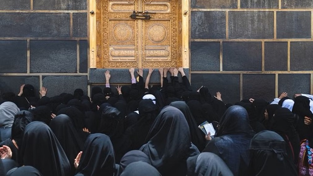 شاهد: سبب حضور جموع غفيرة من النساء إلى الحرم عصر⁧‫ يوم عرفة‬⁩!