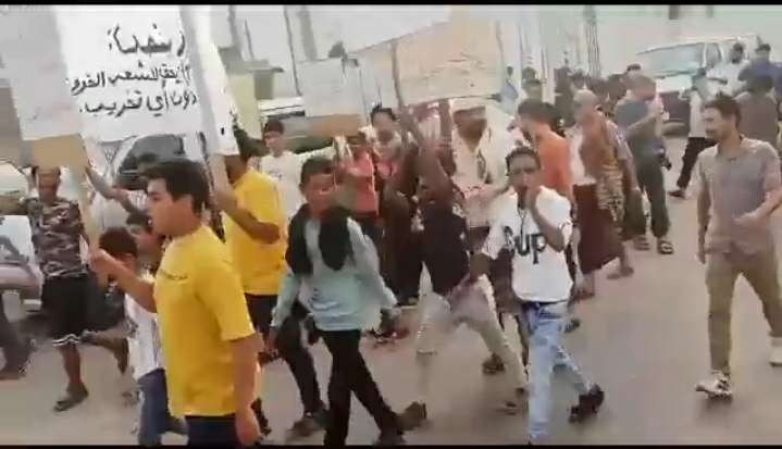 غضب جماهيري يجتاح العاصمة ويفاجئ “بن سلمان وابن زايد” بهتافات غير مسبوقة.. شاهد بالفيديو
