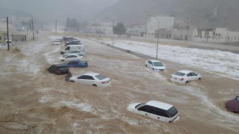 تحذيرات مخيفة.. الأرصاد يطلق تحذير عاجل من سيول جارفة تجتاح عدة مدن وهطول أمطار رعدية غزيرة على 16 محافظة