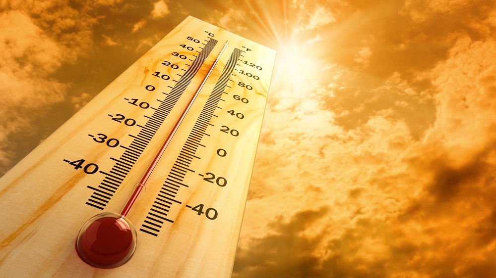 رقم قياسي غير مسبوق.. درجة الحرارة تتجاوز 70 درجة مئوية بشوارع دولة خليجية (فيديو)