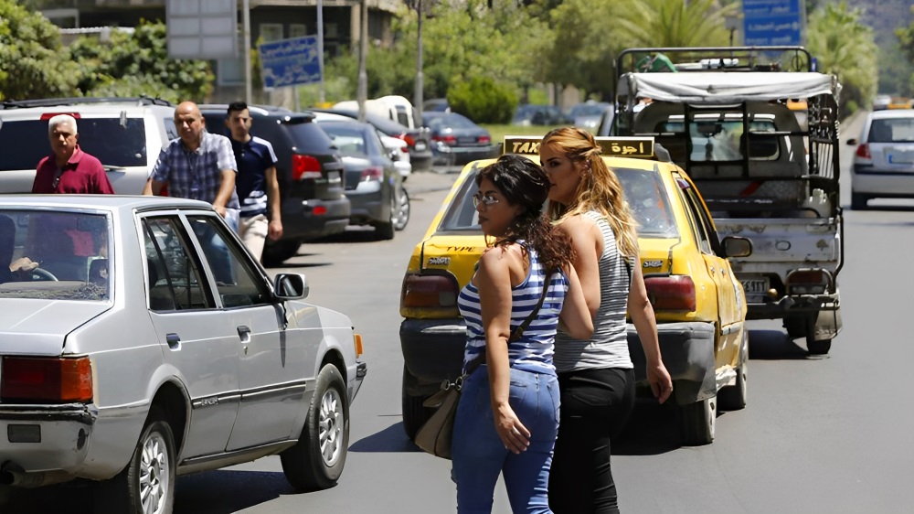موضة نسائية جديدة وظاهرة غريبة تنتشر في دولة عربية أكثر المقبلين عليها من فئة الشباب! (فيديو)